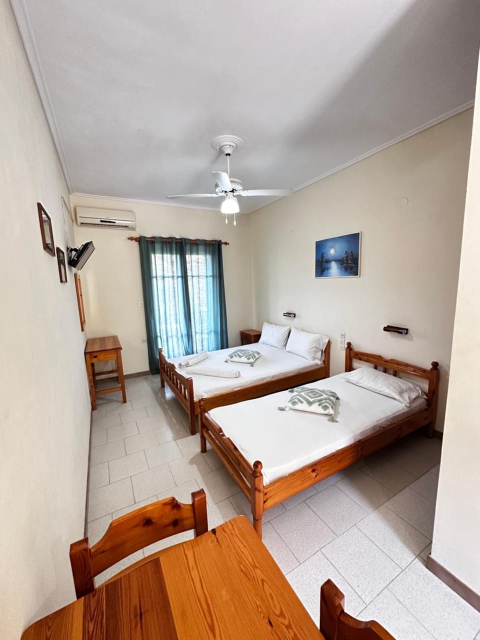 Bed, TV and multimedia, Bedroom, towels