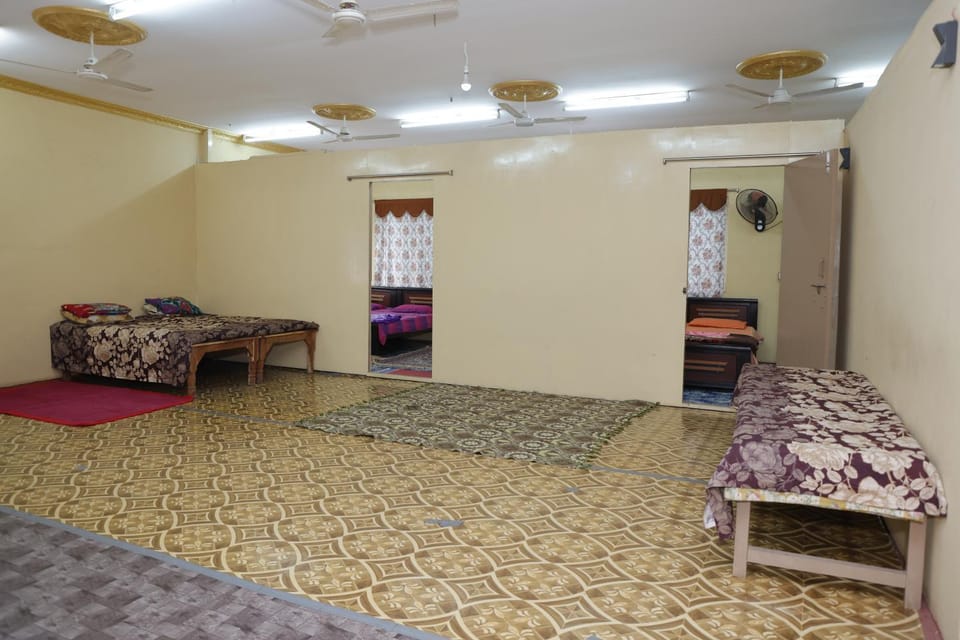Bed, Seating area