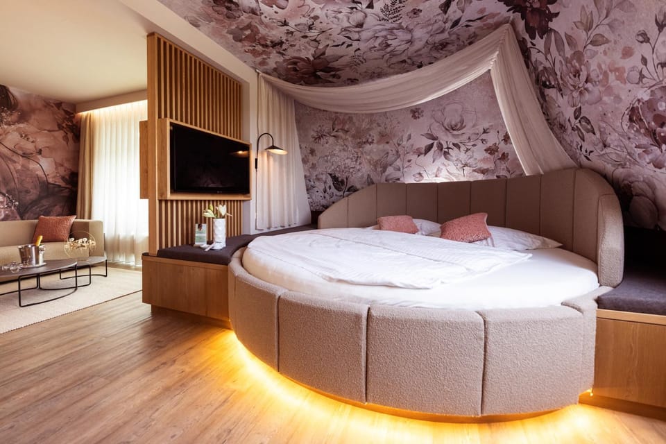 Bed, TV and multimedia, Living room, Photo of the whole room, Decorative detail