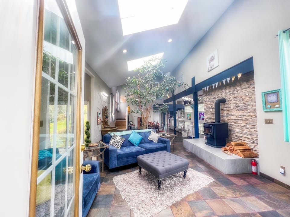 Unique Dream Villa on the Island with Hot Tub, Pool & Pond Villa in Vancouver Island