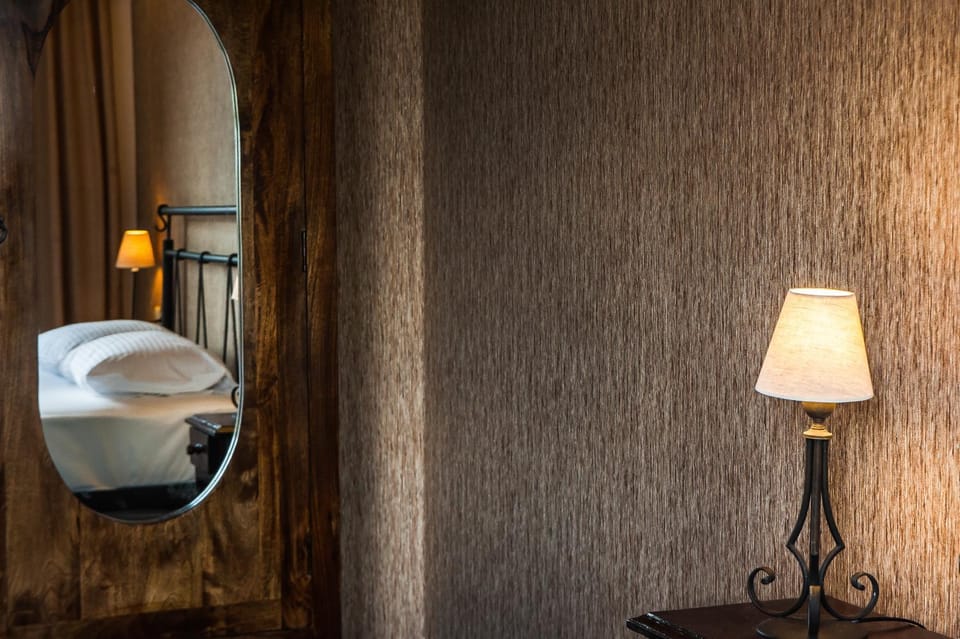 Photo of the whole room, Decorative detail, wardrobe