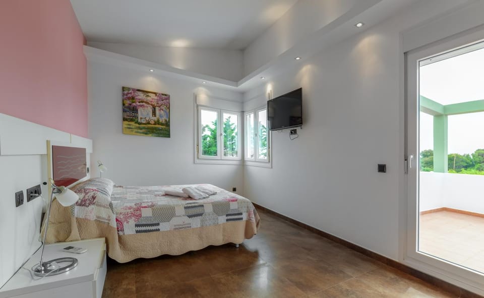 Bed, TV and multimedia, View (from property/room), Photo of the whole room, Bedroom