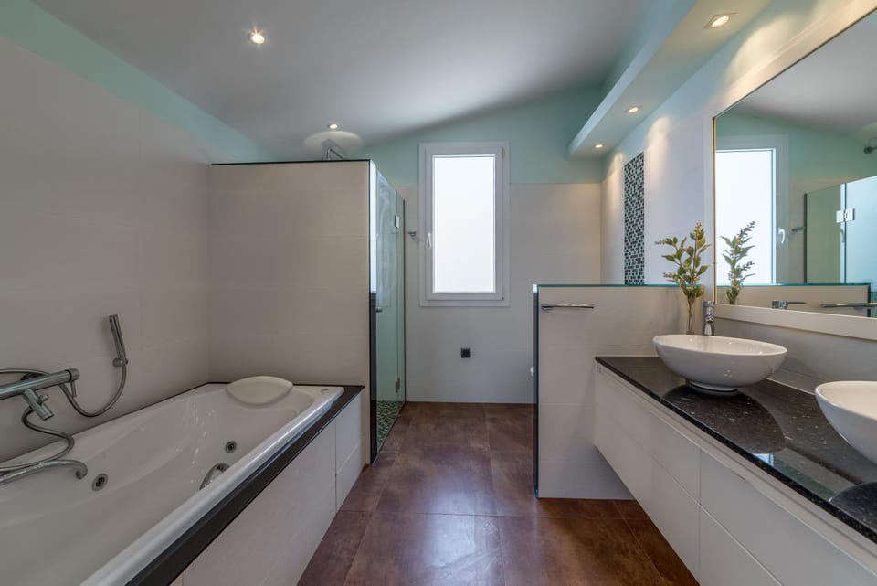 Shower, Hot Tub, Bathroom