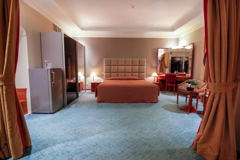 Bed, Photo of the whole room, Seating area, Bedroom