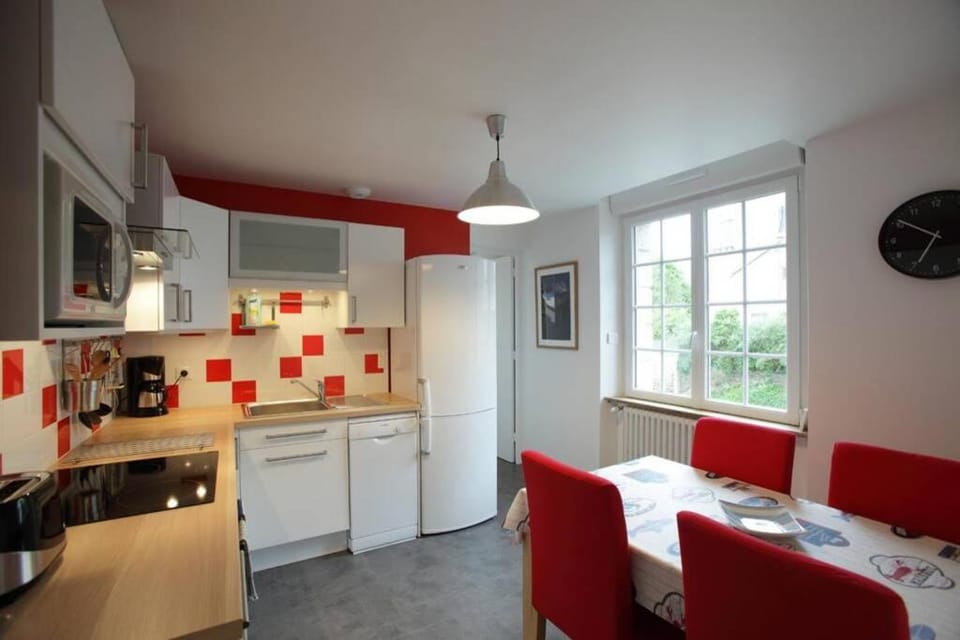 Kitchen or kitchenette, Dining area, dishwasher, oven, stove