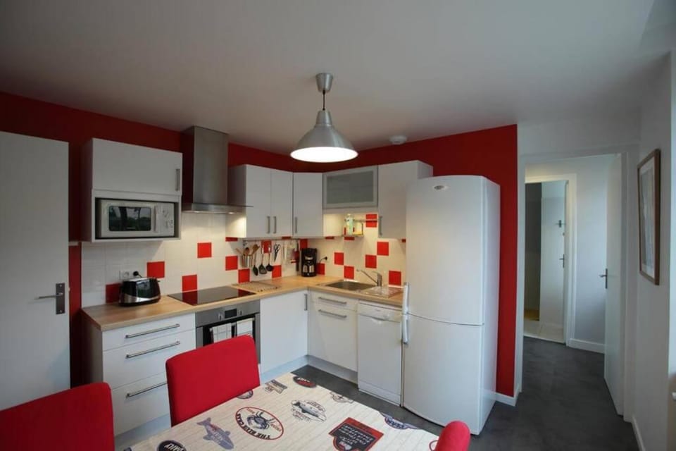 Coffee/tea facilities, Kitchen or kitchenette, Dining area, dishwasher, oven, stove, toaster
