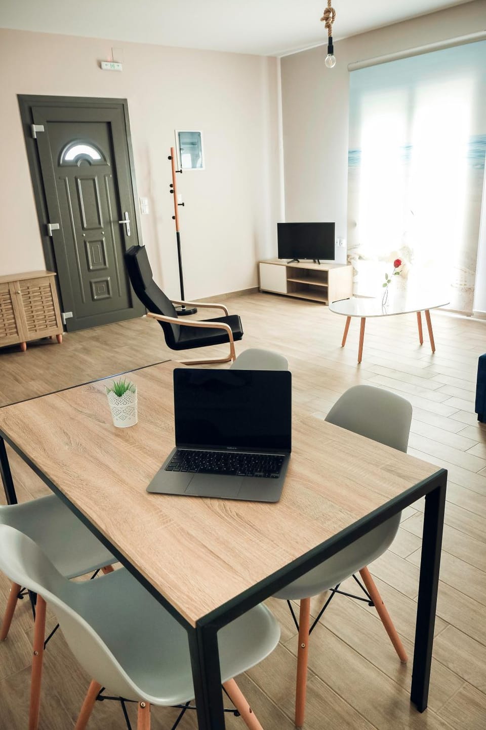 TV and multimedia, Living room, Seating area, Dining area