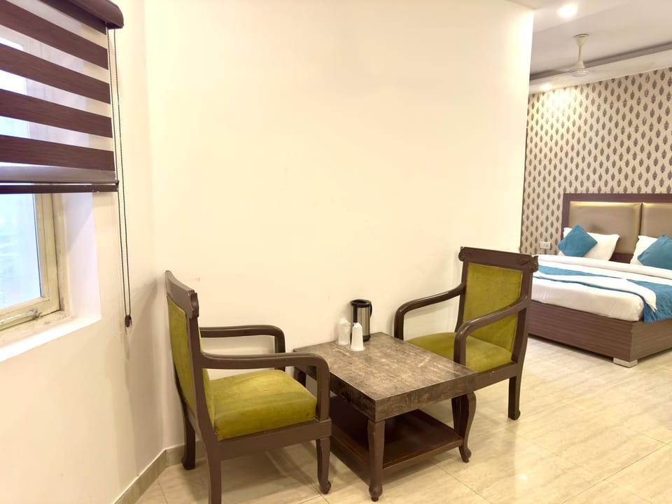 View (from property/room), Dining area, Bedroom