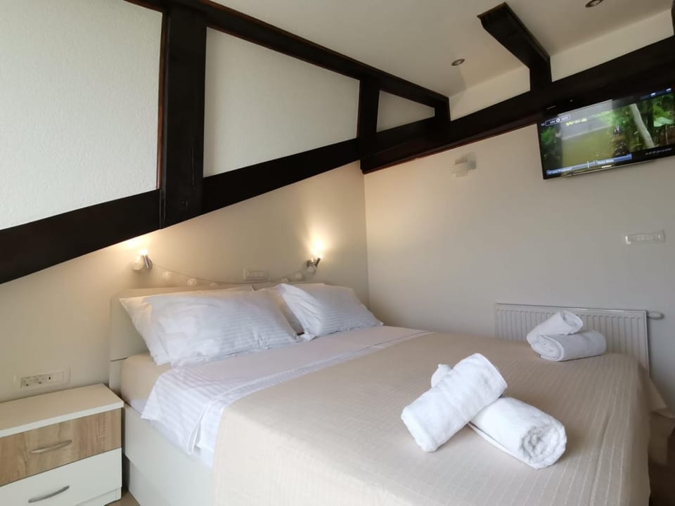 Bed, TV and multimedia, Bedroom