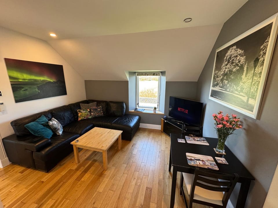 Unkenhaus. Cosy, modern apartment, private parking Apartment in Scotland