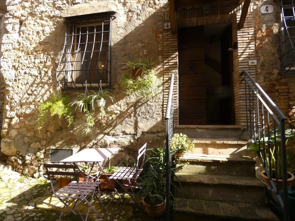 SCAPPO IN UMBRIA, nel vicolo Apartment in Umbria