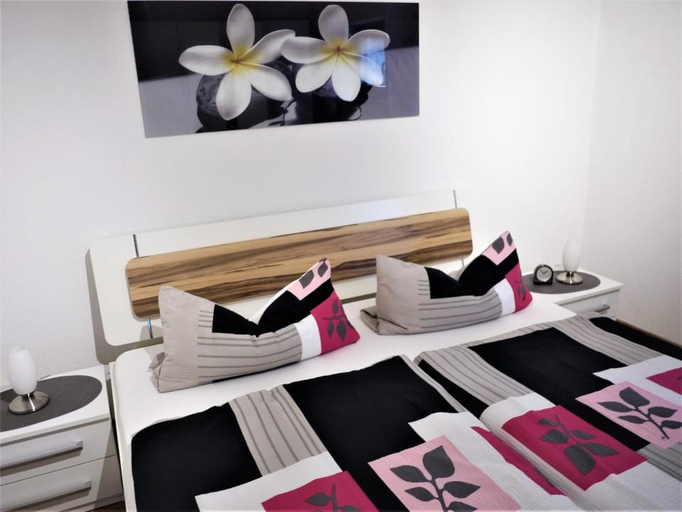 Bed, Photo of the whole room, Decorative detail, Decorative detail