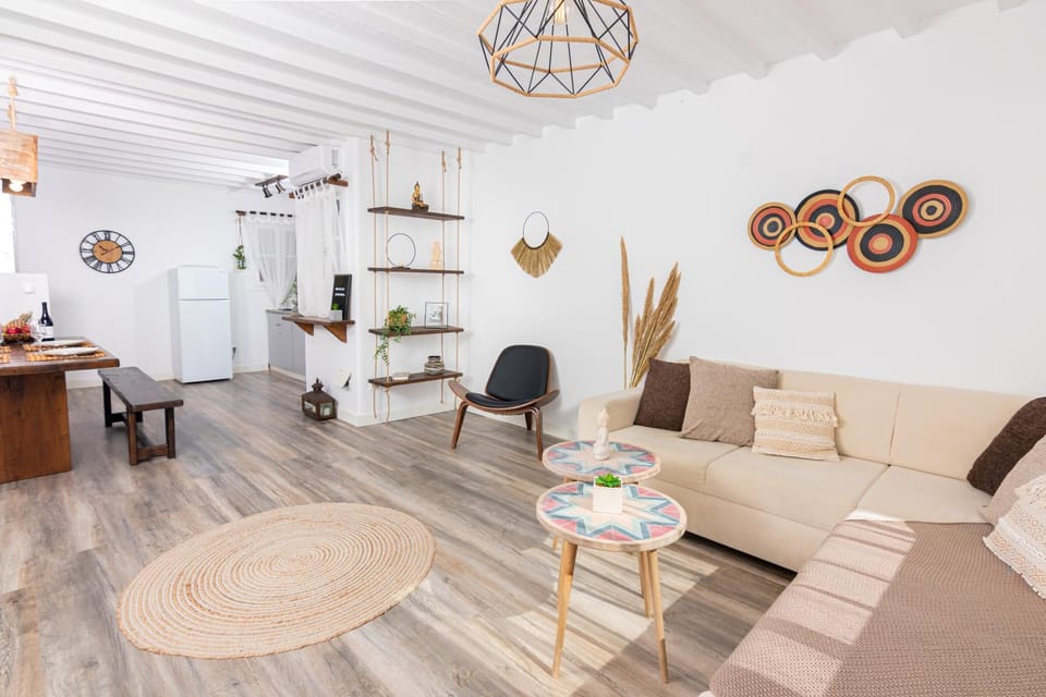 Kitchen or kitchenette, Living room, Seating area, Dining area, stove