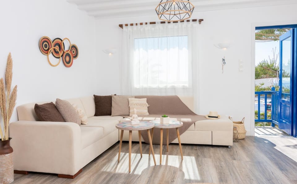 View (from property/room), View (from property/room), Living room, Decorative detail, Seating area