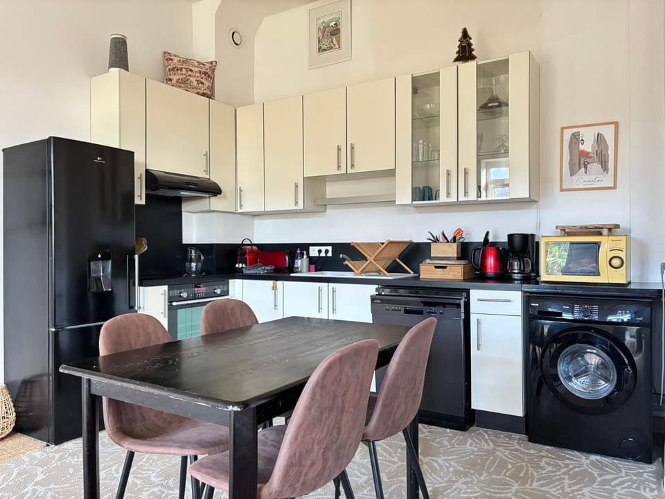 Dining area, dishwasher, oven, pet friendly, stove, toaster, washing machine