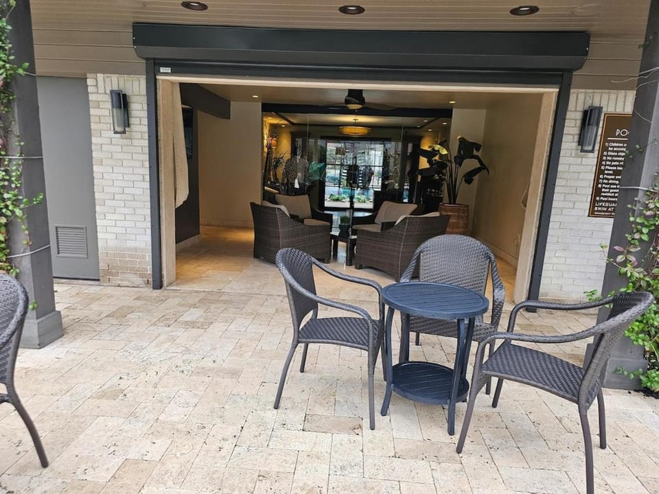 Saltwater Pool 2BR Near Galleria Walkable, Stylish & Central Marquee Uptown Apartment in Houston