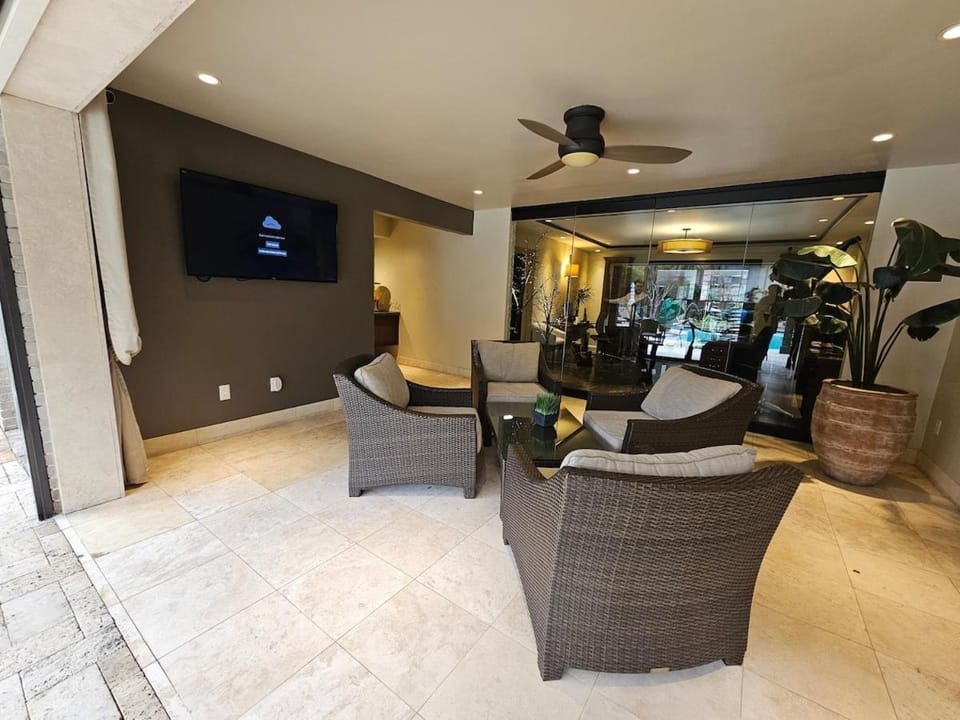 Saltwater Pool 2BR Near Galleria Walkable, Stylish & Central Marquee Uptown Apartment in Houston