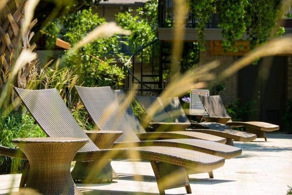Saltwater Pool 2BR Near Galleria Walkable, Stylish & Central Marquee Uptown Apartment in Houston