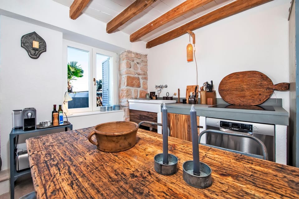 Kitchen or kitchenette, Dining area