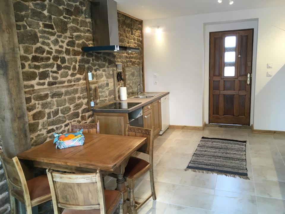 Kitchen or kitchenette, Dining area