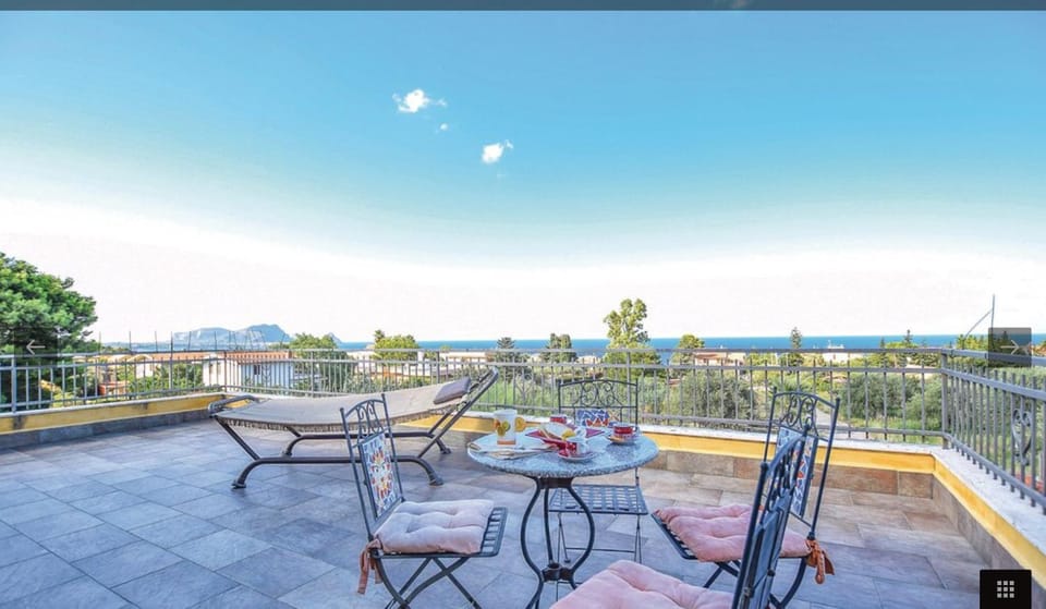 Balcony/Terrace, Mountain view, Sea view, Quiet street view