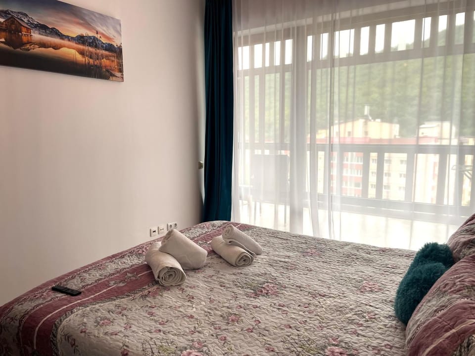 Bed, Bedroom, Mountain view, internet, towels