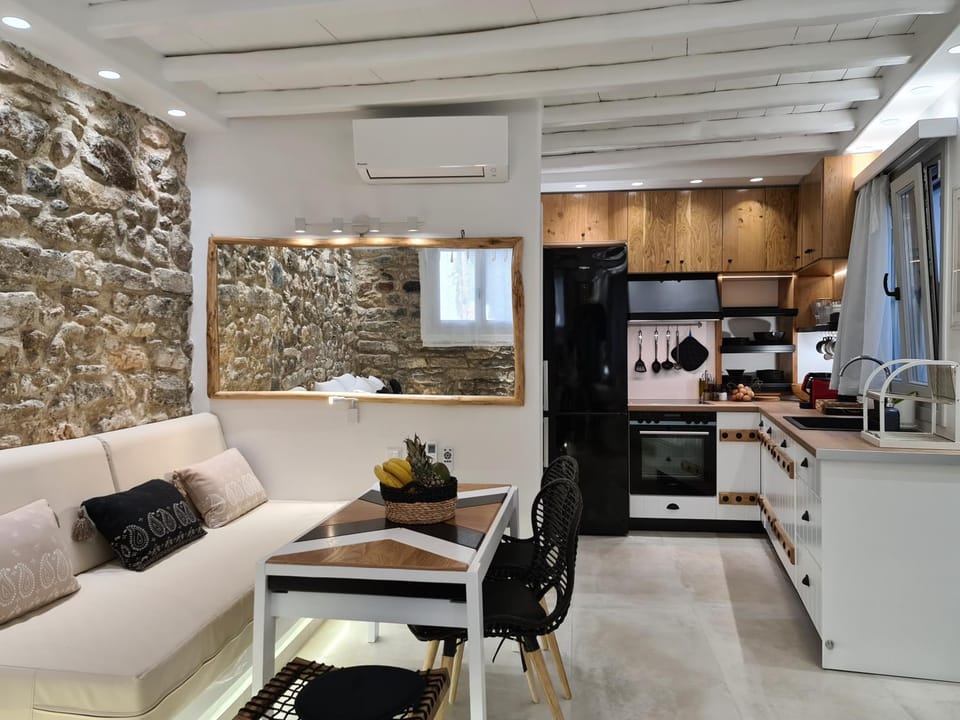 Kitchen or kitchenette, Seating area, Dining area