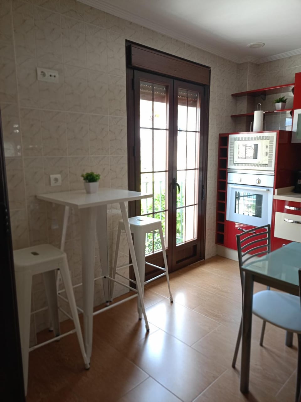 Kitchen or kitchenette, Dining area, minibar, oven