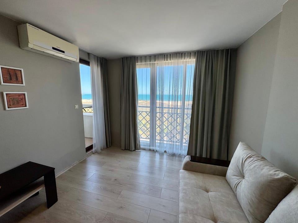 Bed, TV and multimedia, Living room, Photo of the whole room, Seating area, Bedroom, Sea view, air conditioner