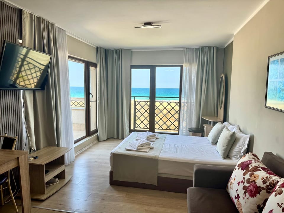 Communal lounge/ TV room, Bed, Natural landscape, TV and multimedia, Living room, Photo of the whole room, Seating area, Bedroom, Sea view