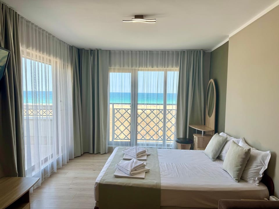 Bed, Natural landscape, View (from property/room), Balcony/Terrace, Photo of the whole room, Bedroom, Sea view, towels