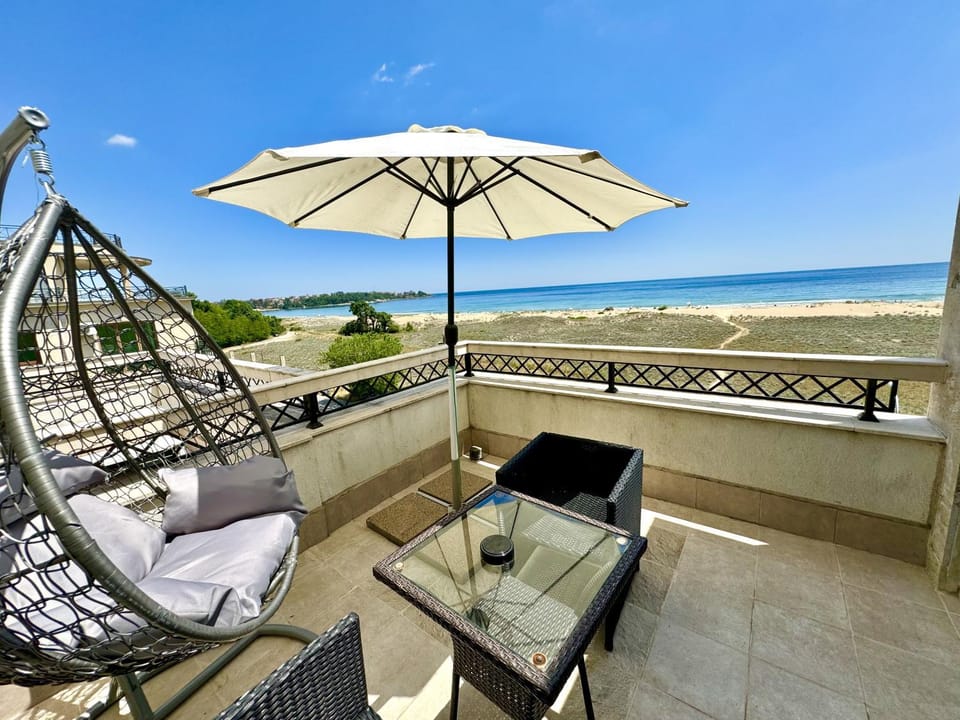 Day, Natural landscape, View (from property/room), Balcony/Terrace, Seating area, Beach, Sea view, sunbed