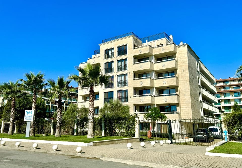 Property building, Day, Neighbourhood, Garden, Street view, Location, Parking
