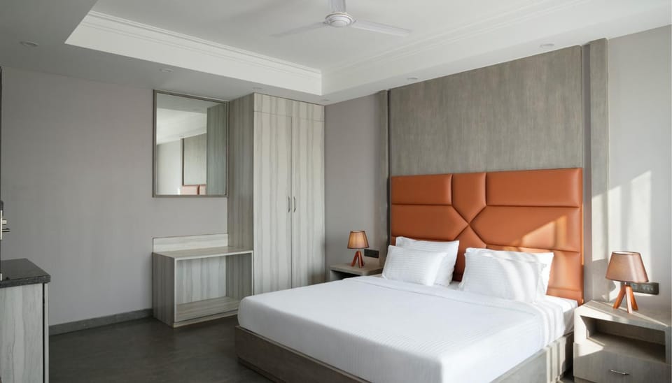 Bed, Photo of the whole room, Seating area, Bedroom