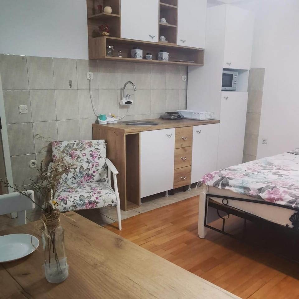 Kitchen or kitchenette, Dining area, Communal kitchen