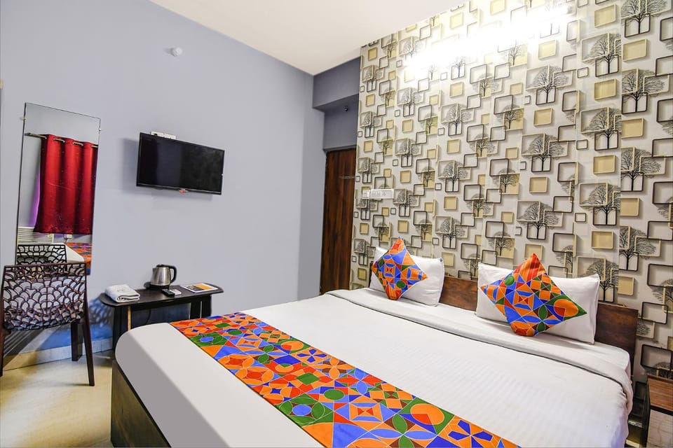 Bed, TV and multimedia, Seating area, Bedroom
