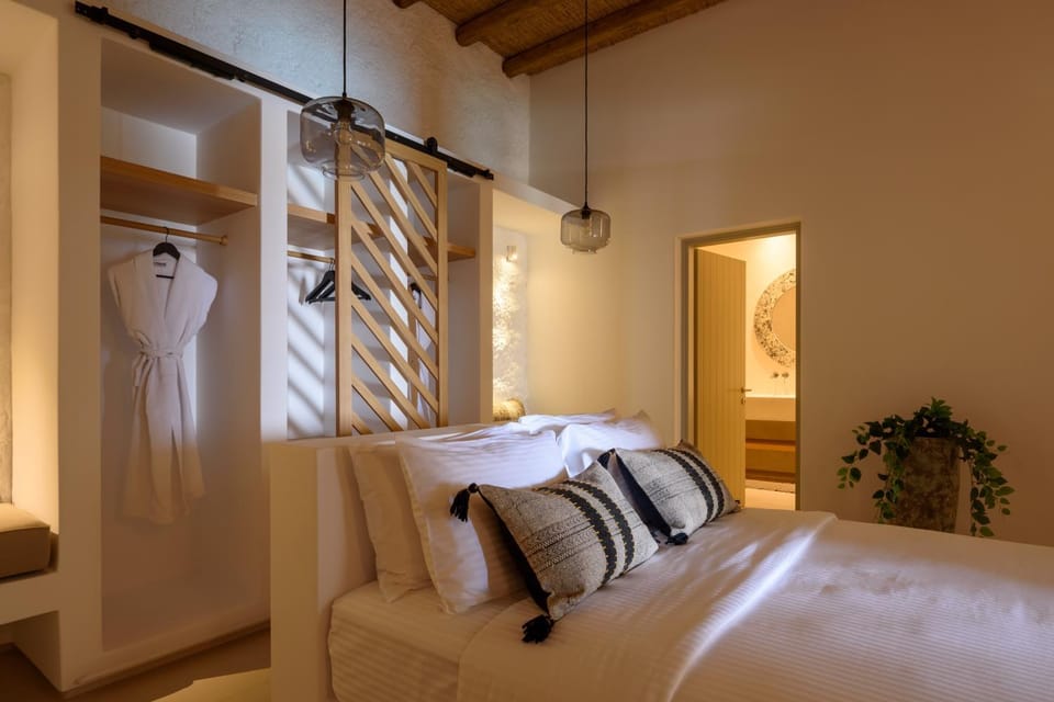 Shower, Toilet, Bed, Bathroom, Photo of the whole room, Bedroom, wardrobe