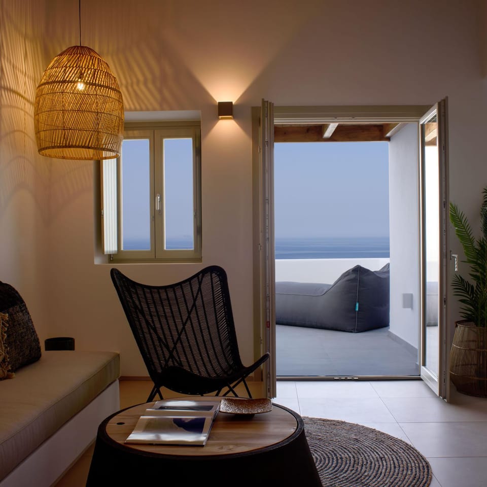 Bed, Natural landscape, Balcony/Terrace, Living room, Photo of the whole room, Seating area, Sea view