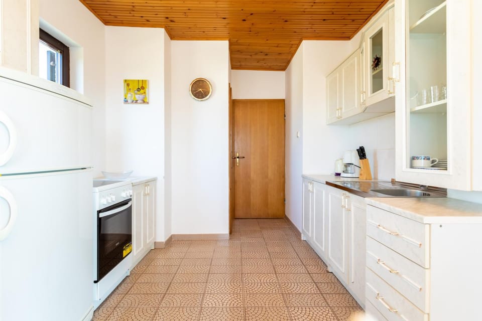 Kitchen or kitchenette, oven, stove