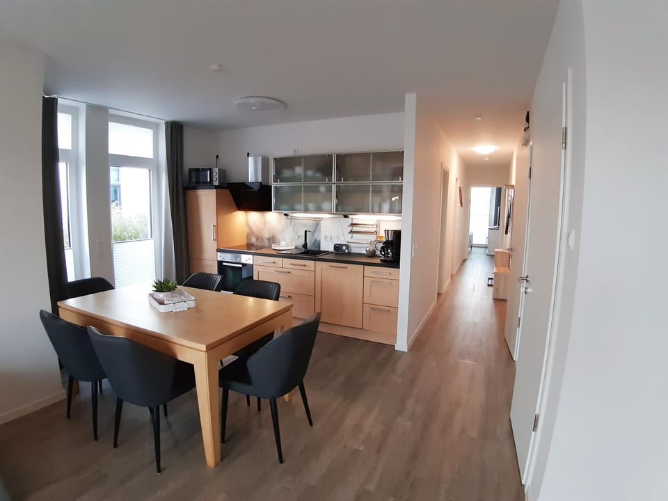 Kitchen or kitchenette, Dining area