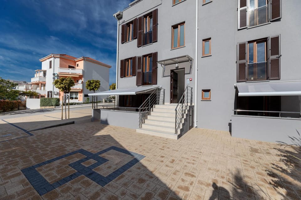 Property building, Day, Neighbourhood