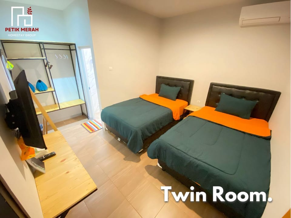 Bed, TV and multimedia, Photo of the whole room, Bedroom, towels, air conditioner