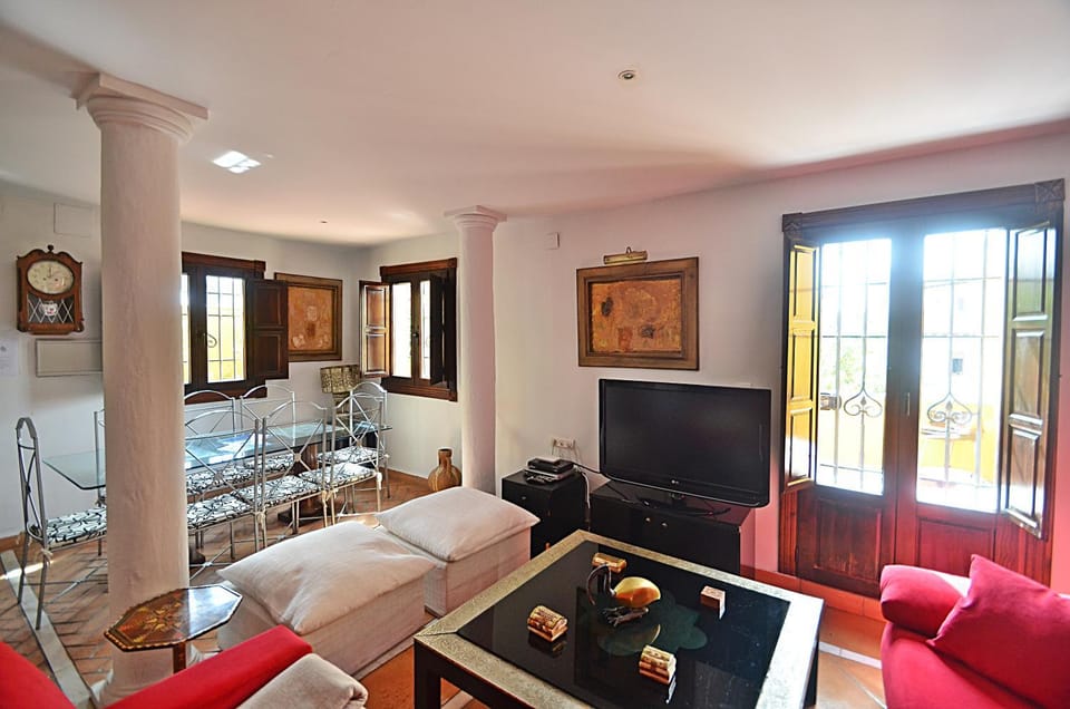 Living room, Lounge or bar, Seating area, Dining area