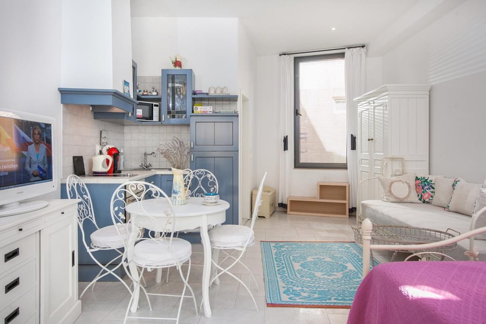 Kitchen or kitchenette, Living room, Dining area