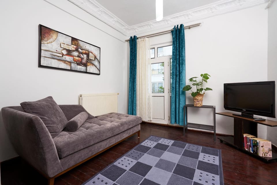 TV and multimedia, Living room, Seating area, Evening entertainment