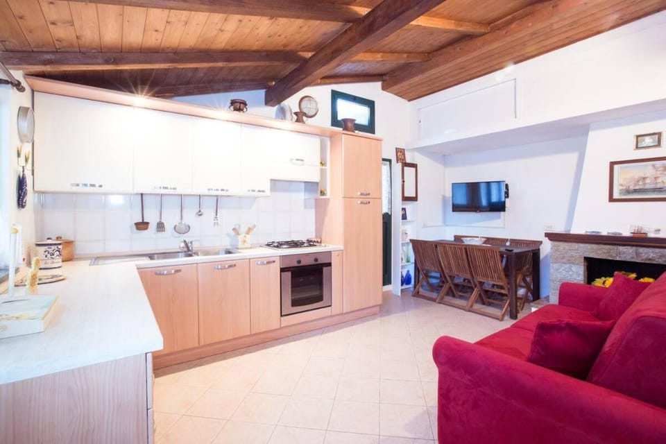 SUNFLOWER Cosy Cottage AC and Parking space House in Monterosso al Mare