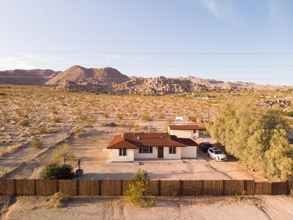 Property building, Day, Neighbourhood, Natural landscape, Bird's eye view, Hiking, Mountain view, Street view