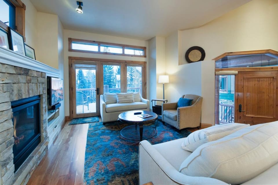 Woods Live Oak Townhome: Cozy, Hot Tub, Under Gondola Apartment in Breckenridge