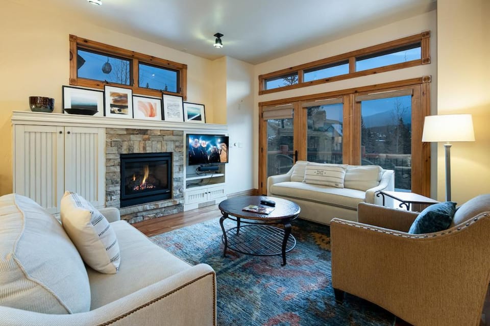 Woods Live Oak Townhome: Cozy, Hot Tub, Under Gondola Apartment in Breckenridge