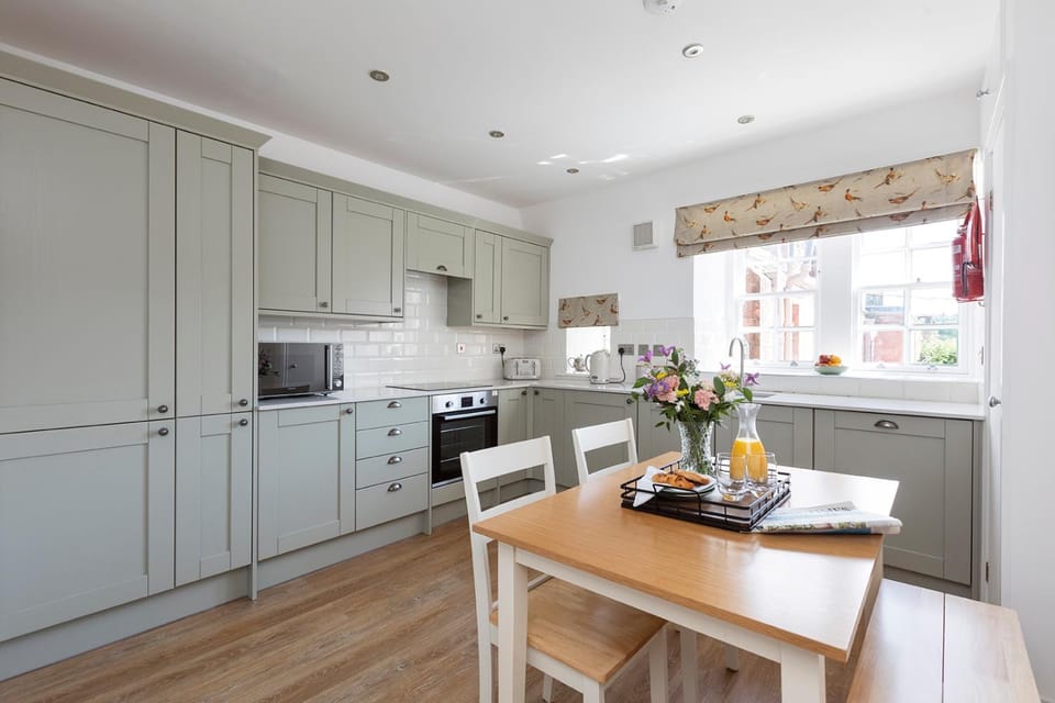 Dining area, pet friendly, stove, kitchen